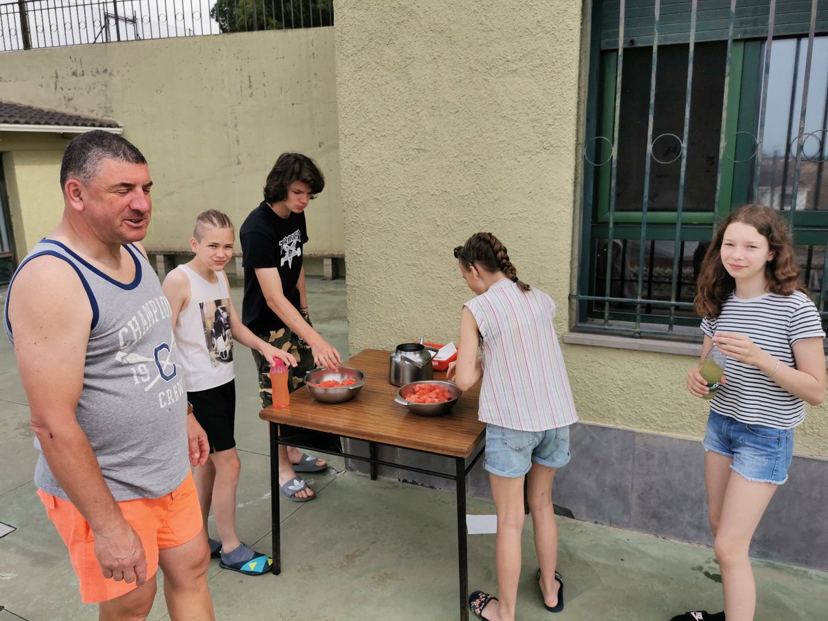 OSsencur's tweet image. Drugi dan smo preživeli na bazenu. Zvečer pa smo imeli banana frape night ob dobrem filmu.
#cmepius #erasmus #ossencur #Zuera #Spain