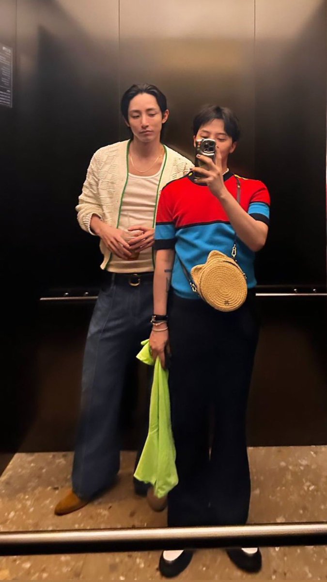 nazsneak's tweet photo. Can't even get annoyed at the shippers this time this pic is so 😭😭😭😭 https://t.co/KgPQ0aWhCT