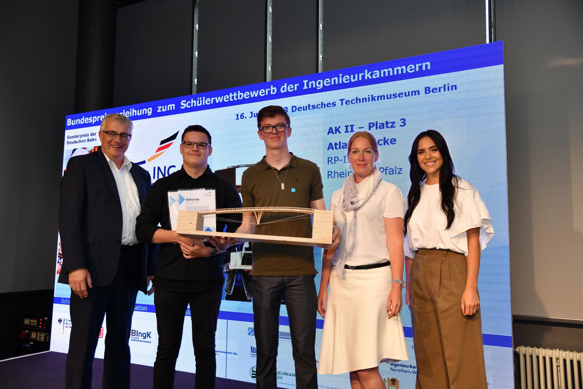 Bildung_RLP's tweet photo. Brücken🌉 bauen, das können wir in @rlpNews . Das gilt auch für Luca und Ruben von der BBS #Neustadt. Sie holten Platz drei beim Bundeswettbewerb #JuniorING. 💪Dafür gab es Glückwünsche von Bildungsministerin Dr. Stefanie #Hubig. #MINTläuft
Zur PM: 👉https://t.co/l51gF9uy33 https://t.co/I6j5cGPNZw