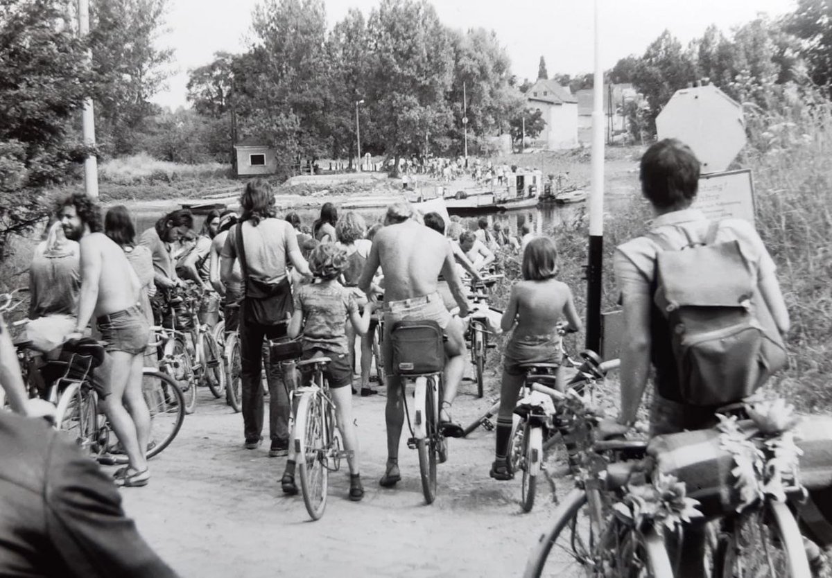 Gestern war unsere Radtour anläßlich des 40. Geburtstages der ersten Halle - Brachwitz - Gimmritz Radtour. Schon 1983 ging es um weniger Autos und mehr Fahrrad. Dass dort mal die Schönheit des Tales durch eine Autobahn zerstört wird hätte sich wohl niemand träumen lassen.