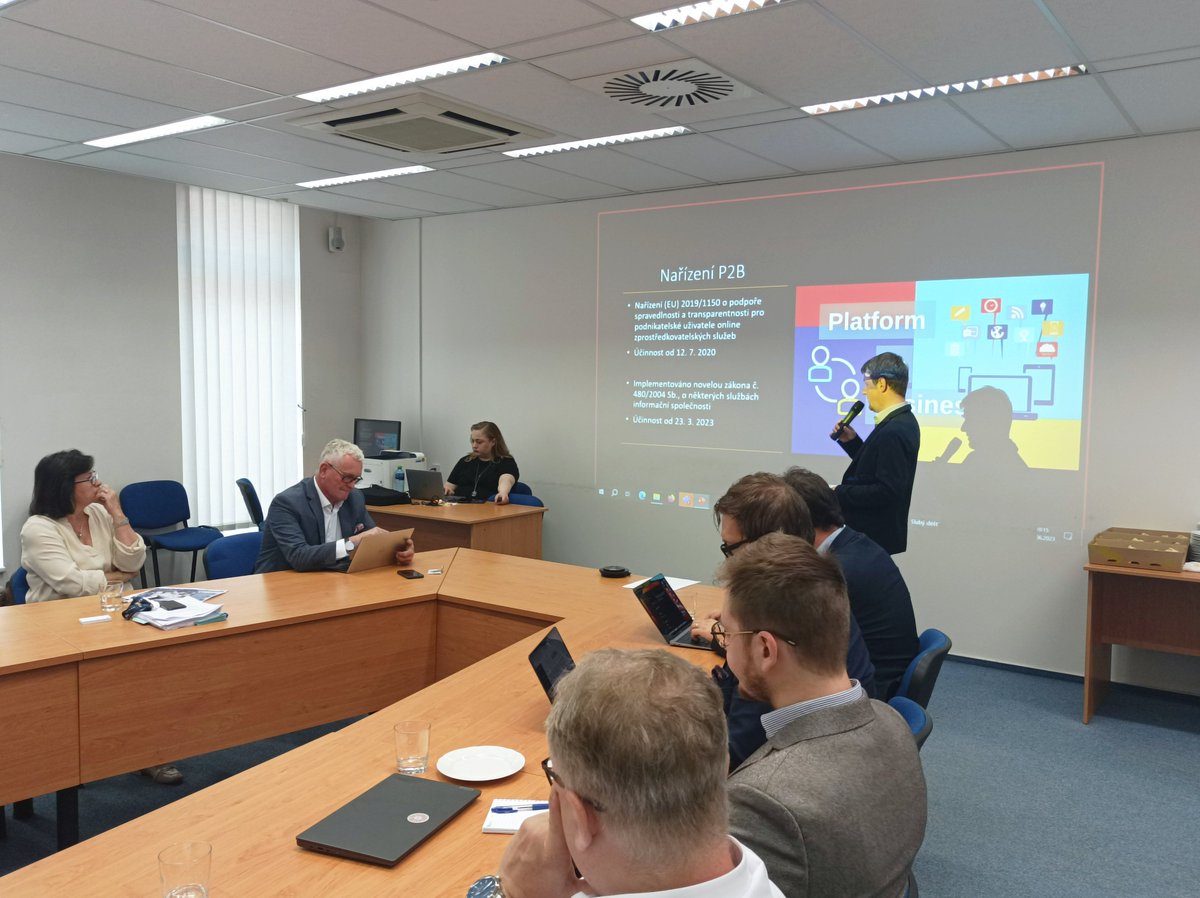 Za hojné účasti dotčených subjektů i zájmových organizací začíná kulatý stůl  s tématem aplikace nařízení EU č. 2019/1150 (tzv. nařízení #P2B). Podnikatelům prezentujeme mj. jejich hlavní povinnosti dle tohoto nařízení včetně konkrétních příkladů.