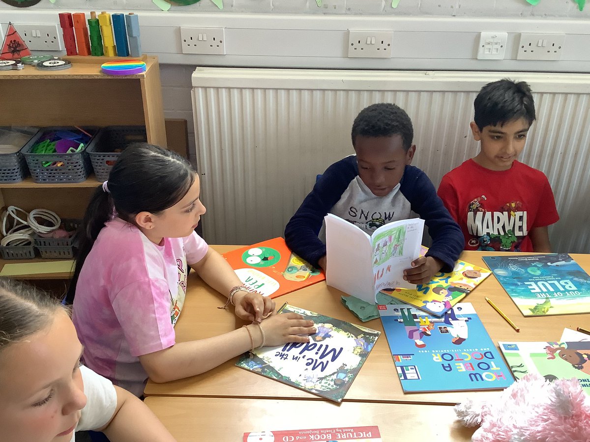 MissJon18167397's tweet photo. On Friday we were joined by Year 6’s to come and share a book with #TerrificTurtles. They enjoyed reading their books they’ve made and listening to stories #PyjamaramaDay @MrsMaxwellHCPS @MrsWestwoodHCPS @HazelSchool https://t.co/fkXT1u1pof
