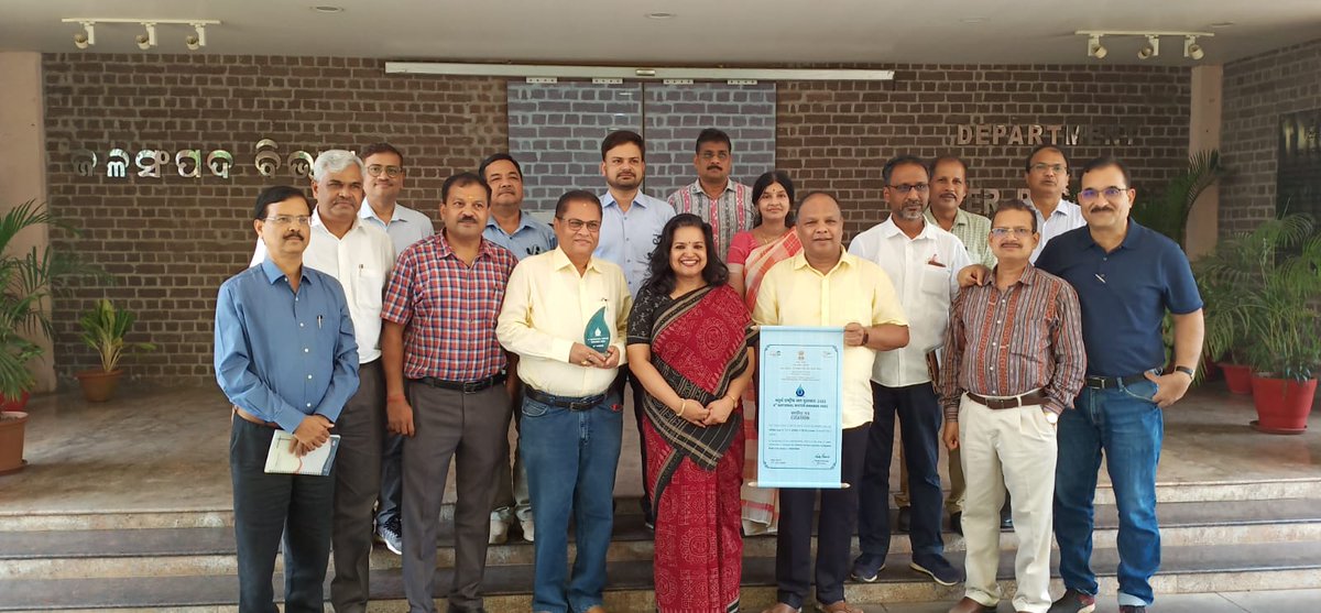 🎉 Officers of Water Resources, Odisha celebrating receiving of the 4th National Water Award! 🌊🏆

@_anugarg, ACS-Cum-DC, #WR  🥳👏 is sharing the moment with them in the Department today.  

#WaterResources #OdishaPride #NationalWaterAwards 

@CMO_Odisha @TukuniSahu @DC_Odisha