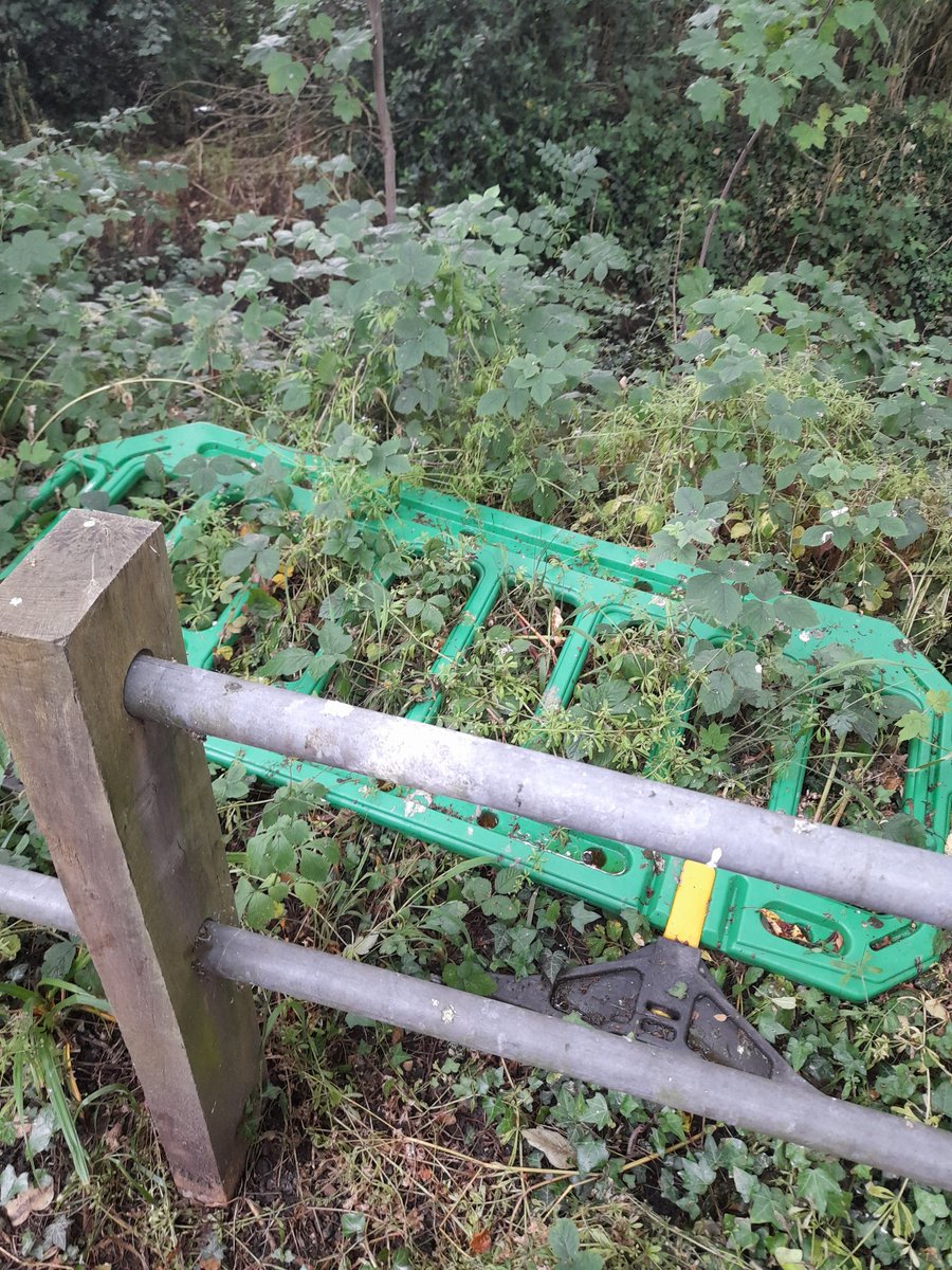 @Hillingdon this barrier has been dumped in the alleyway between Fore Street and Elmbridge Avenue, Eastcote. Please can you arrange for it to be removed.