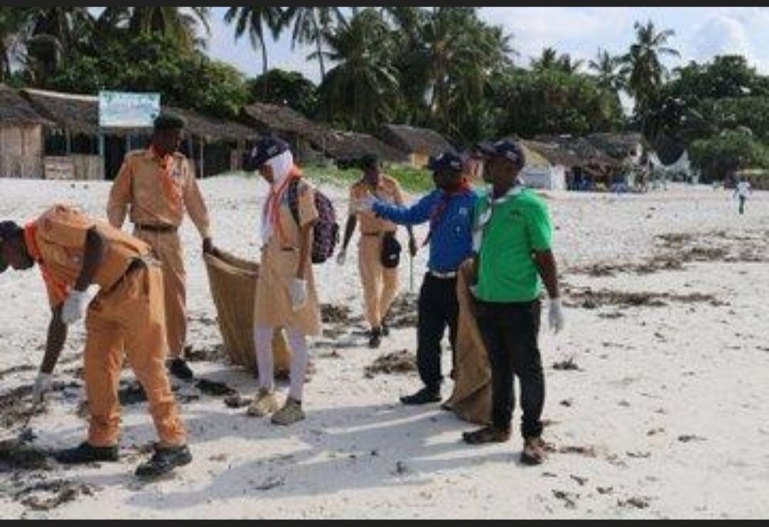 To mark #WorldSeaTurtleDay the British High Commission joined @UNEP,  @UNHABITAT, @KWSKenya, @KmfriResearch, @BausTaka & Tide Turners Champs from the @KenyaGirlGuides & @KenyaScouts movements for a beach clean-up in Mombasa. We picked up 300 kgs of plastic in just 1 hour!