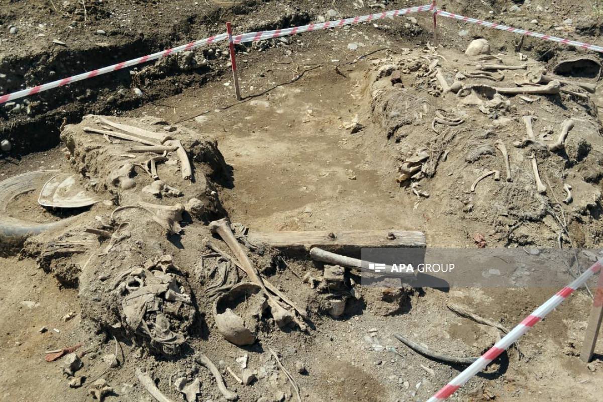 🇦🇿 In the vicinity of the village of Sarijali, Agdam region, the remains of 4 people were found, who were were murdered by Armenian terrorists during the First Karabakh War. Not far from the mass grave, the remains of a military vehicle were found.

#ArmenianWarcrimes