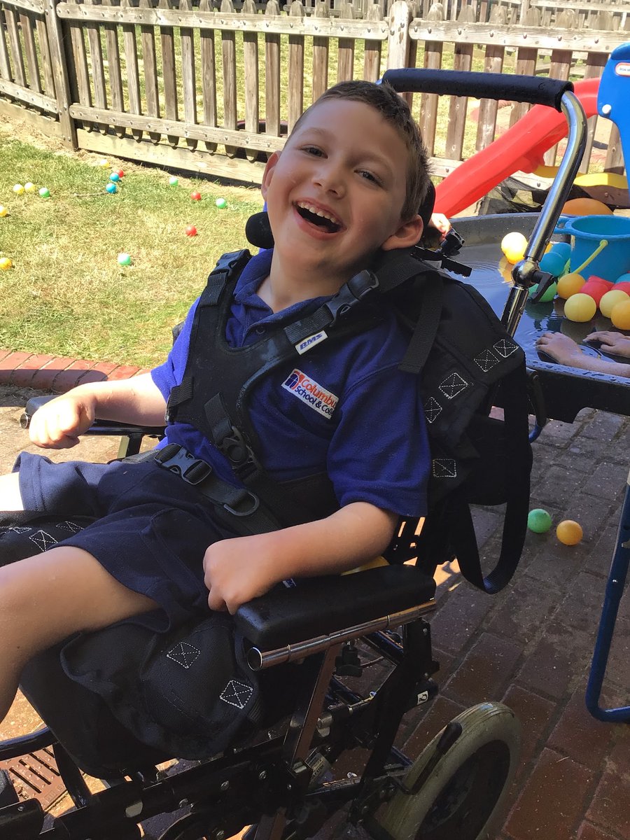 Some pupils have had lots of fun this afternoon taking part in water. Some enjoyed a relaxing foot bath, whilst others found it amusing getting their peers and adults wet. 📷📷