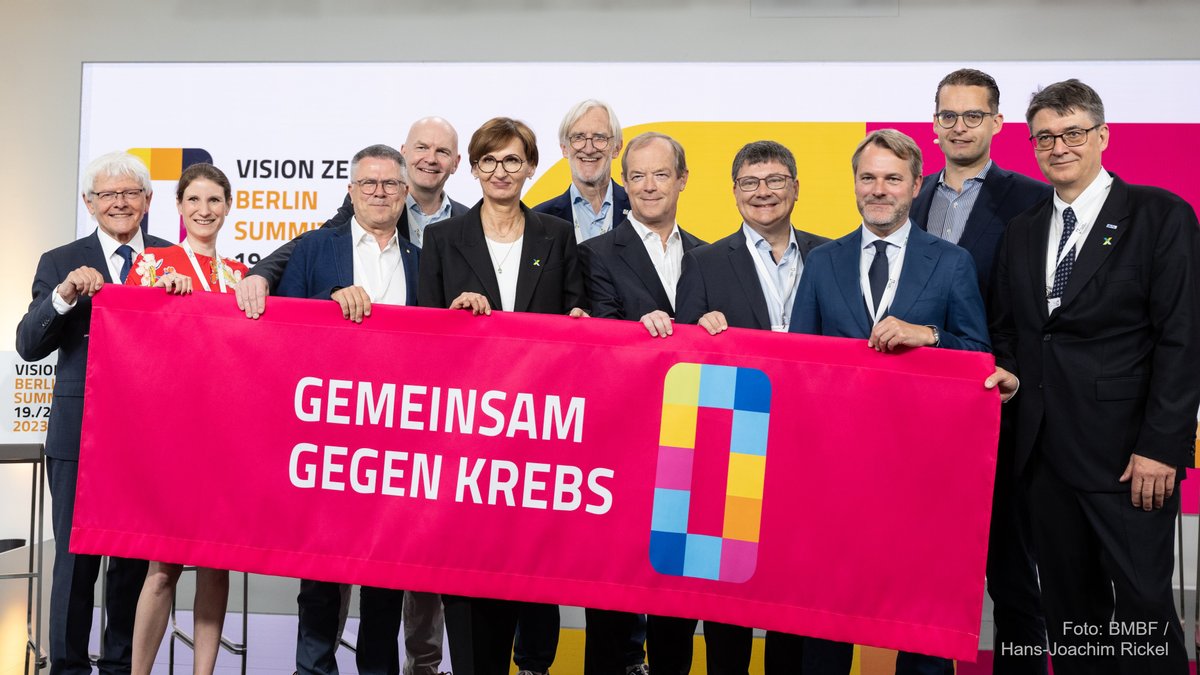 Zeigen wir dem #Krebs gemeinsam die rote Karte! 🟥 40 Prozent aller Krebserkrankungen könnten wir durch bessere Prävention verhindern. Zehntausenden Menschen könnten wir jedes Jahr die Krebsdiagnose ersparen. Daher mein Aufruf: Geht zur Vorsorge! #GemeinsamGegenKrebs #VisionZero