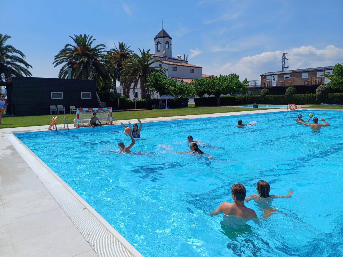 ES_School_Bcn's tweet photo. The middle school Enrichment class inaugurated the summer swimming season last week in the @emilio_sanchez_academy_bcn pool!
#esamericanschool #esas #middleschool #letsummerbegin #studentathletes #internationalschool #barcelona https://t.co/2epZtQAcqz