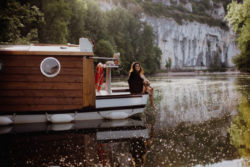 Dans la vallée du Lot, Ma Parenthèse Flottante propose aux amoureux de partager une nuit insolite à bord d’un bateau-cabane. Vous nous suivez?

sudissimo.com/maison-d-hote/…

#lot #bateau #navigation <a href="/OTValleeduLot/">OT Vallée du Lot</a> <a href="/Cahorsvalleelot/">Cahors Vallée du Lot</a>