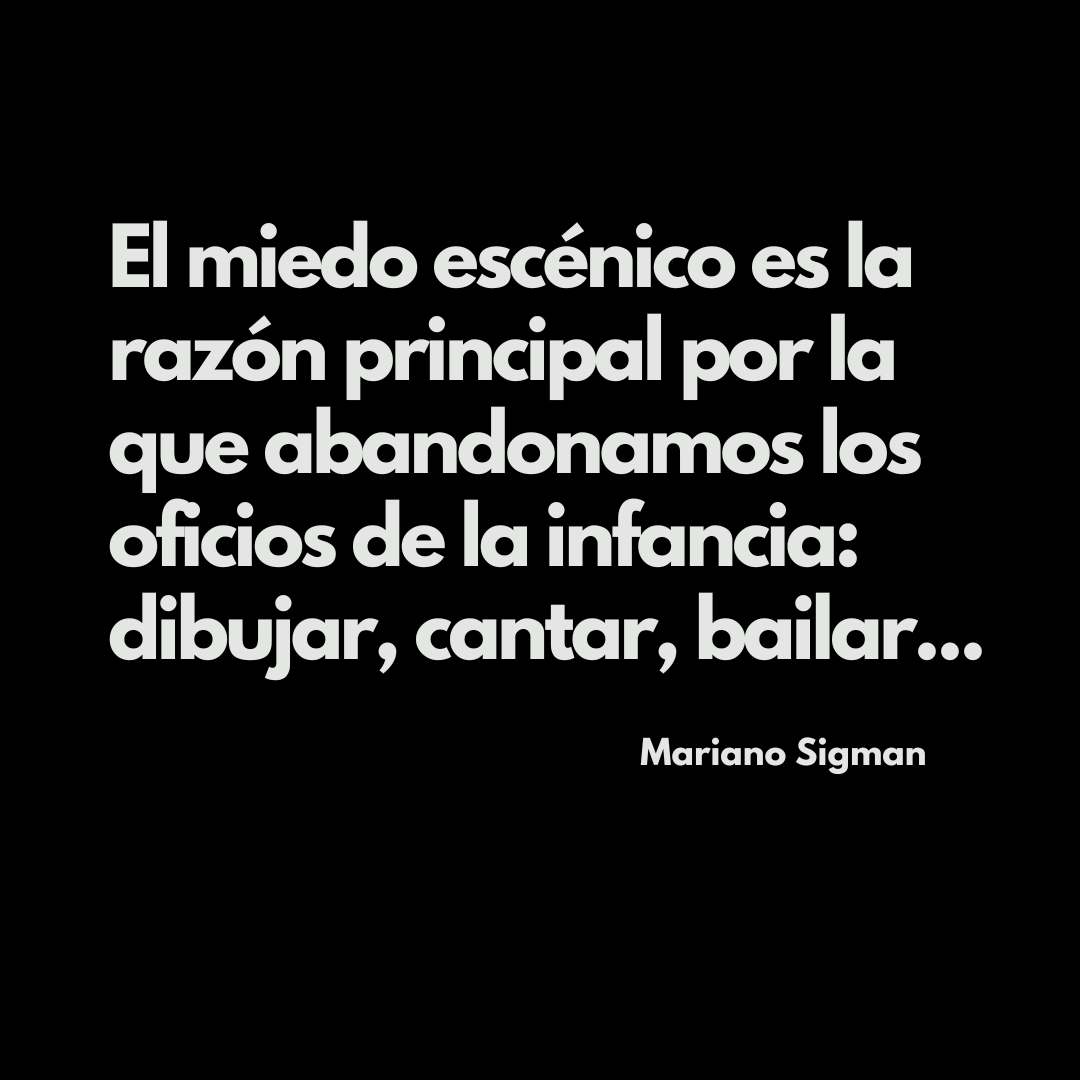 Cuando somos niños hacerlo bien o mal no es relevante, sólo nos preocupamos por disfrutar. 
Después, dejamos de valorar las cosas por el mérito que tienen o por lo que disfrutamos y sólo valoramos "el aplauso recibido". Ahí es donde vive el miedo escénico: en el no agradar.