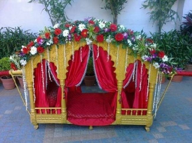 Sheranikahar's tweet photo. कहार जाति के  पुर्वज राजघराने की बहु-बेटी को डोली पे बिठाकर एक स्थान से दुसरे स्थान सुरक्षा के साथ वीहर-जंगलो व डाकुओ व राजाघरानें के दुश्मनों से बचाकर ले जाते थे...कर्म संबोधन कहार जाति कमजोर नहीं है...हमे अपनी बाहु-बल पे नाज है. https://t.co/auHs3duR5a