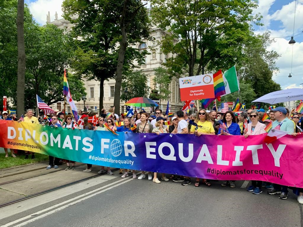 IsraelinAustria's tweet photo. Die Botschaft ist stolz darauf, Teil von #DiplomatsforEquality zu sein und war durch Konsul @HerzelEdri gemeinsam mit zahlreichen Kolleg*innen von diplomatischen Vertretungen in Wien auf der #Regenbogenparade vertreten.

#loveislove #LGBTQI
🏳️‍🌈🏳️‍⚧️🇮🇱 https://t.co/R4ICJ4SKST