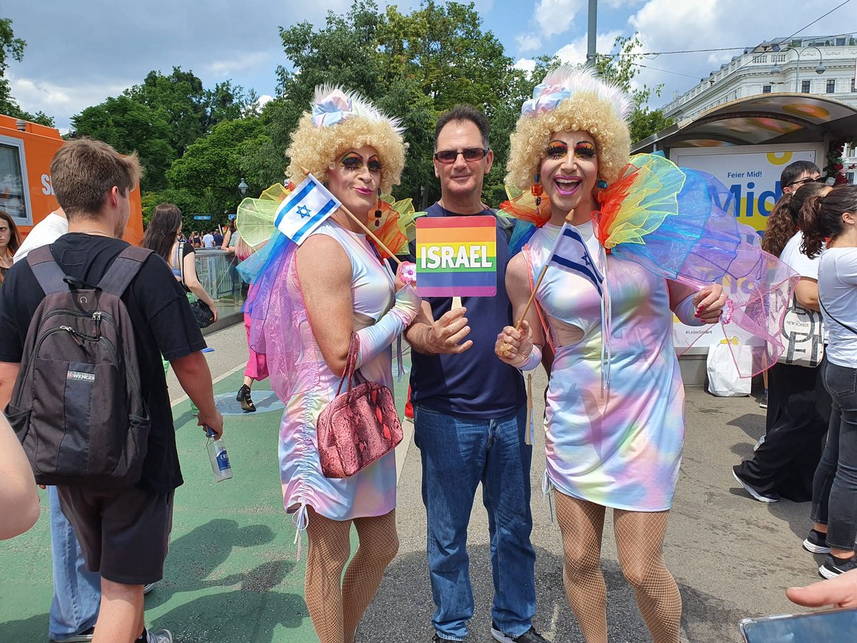IsraelinAustria's tweet photo. Die Botschaft ist stolz darauf, Teil von #DiplomatsforEquality zu sein und war durch Konsul @HerzelEdri gemeinsam mit zahlreichen Kolleg*innen von diplomatischen Vertretungen in Wien auf der #Regenbogenparade vertreten.

#loveislove #LGBTQI
🏳️‍🌈🏳️‍⚧️🇮🇱 https://t.co/R4ICJ4SKST