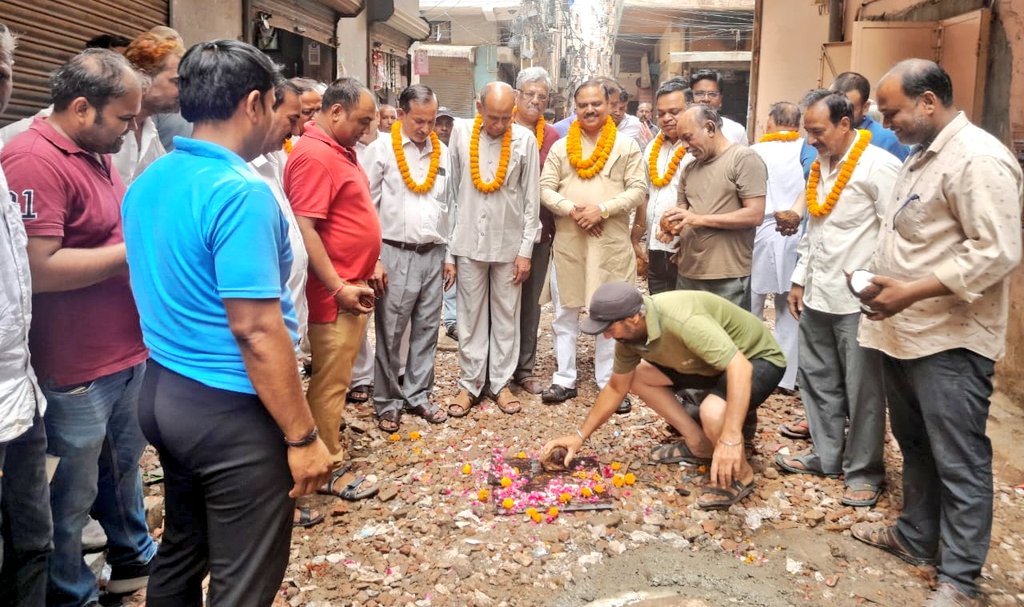 दिल्ली नगर निगम द्वारा विधायक कोष से बनाई जा रही त्रिनगर के ओंकार नगर की गली नंबर 36 का उद्धाटन स्थानीय निवासियों एवं पार्टी पदाधिकारियों से नारियल तुड़वा कर करवाया।
