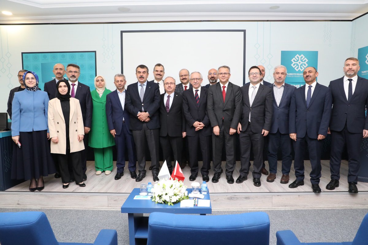 Milli Eğitim Bakanımız Sayın <a href="/Yusuf__Tekin/">Yusuf Tekin</a> ve beraberindeki heyet, Vakıf Genel Merkezimizi ziyaret ettiler. Başkanımız Prof. Dr. <a href="/Birol_Akgun/">Birol Akgün 🇹🇷</a> kendilerine çalışmalarımız hakkında bilgi verdi ve Bakanlığımızla iş birliği içinde gelecekte hayata geçirilecek projelerle ilgili
