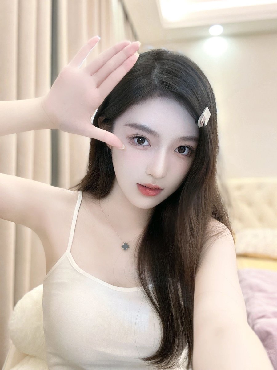 limaodejie's tweet photo. 美丽的女孩总是有一点点可爱的！🤣 https://t.co/HlFLeMXL5r