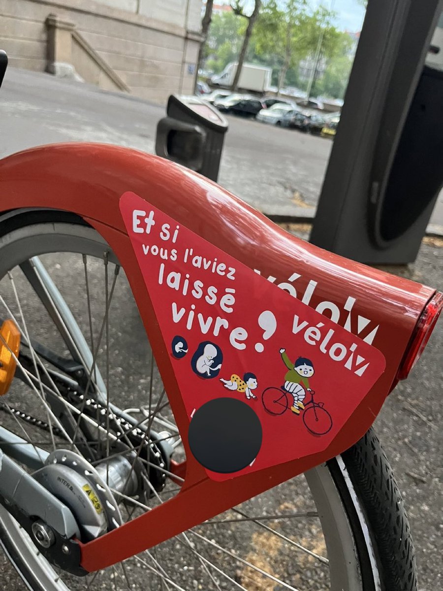 Après Paris, ce sont les Vélov de Lyon qui ont été vandalisés cette nuit pour une campagne ignoble anti-IVG.

L'IVG est un droit fondamental qui relève de la liberté des femmes à disposer de leurs corps.

Il est plus urgent que jamais de l'inscrire dans la Constitution.