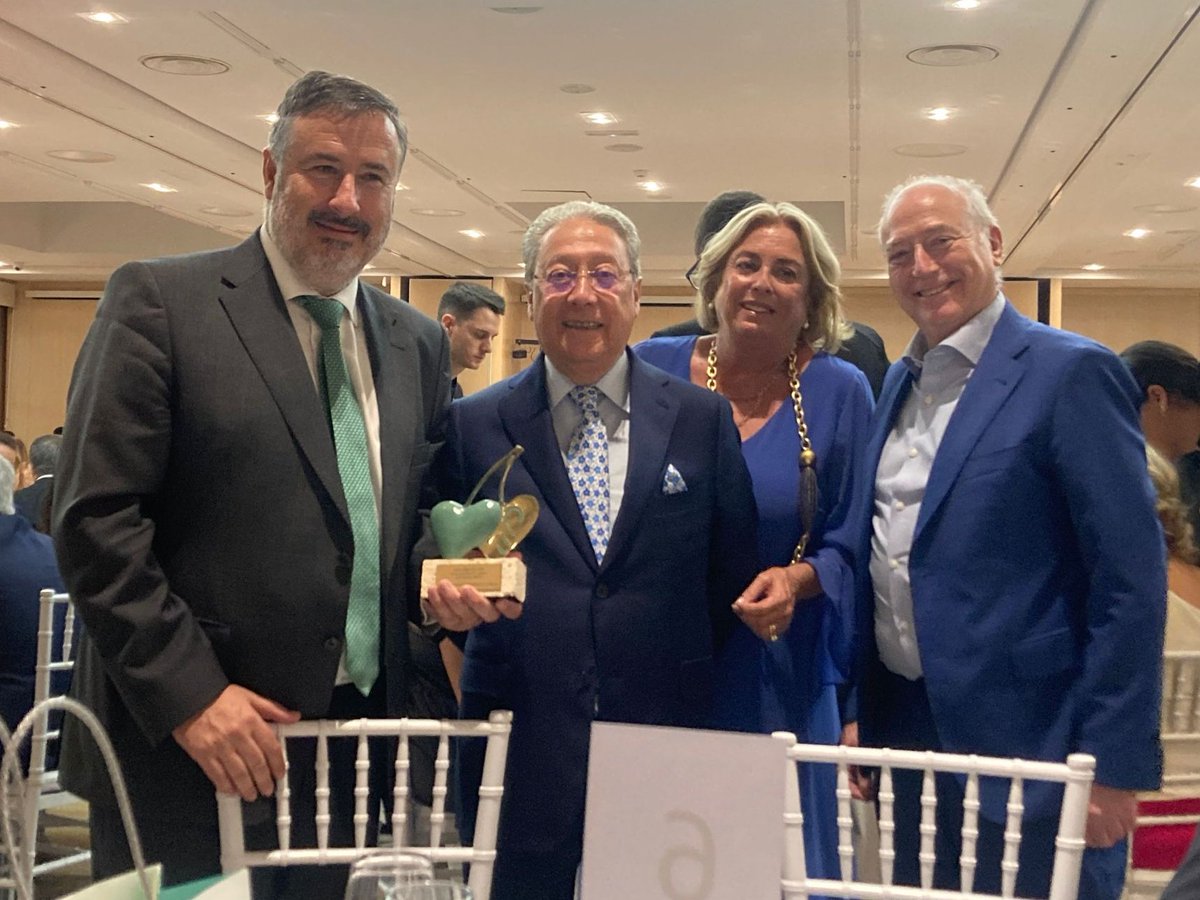 Cuatro presidentes de la Unión Murciana de Hospitales y Clínicas (<a href="/UMHC1/">UMHC</a>) presentes en la entrega del Premio Hipócrates a la contribución a la profesión médica
➡️Gracias <a href="/commurcia/">COM Región de Murcia</a> por este reconocimiento
#Sanidadprivada 
<a href="/quironsalud/">quirónsalud</a> <a href="/GrupoHLA/">Grupo HLA</a> <a href="/Hospital_Molina/">Ribera Hospital de Molina</a>  <a href="/Hvirgenalcazar/">H.Virgen del Alcázar</a>