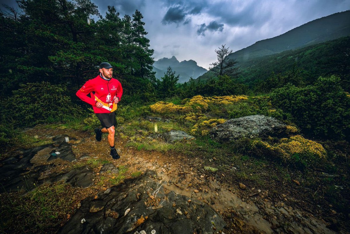 villanuaturismo's tweet photo. Cinco corredores del equipo nacional han hecho este domingo un test en #Collarada.Pese a la intensa lluvia los corredores han reconocido el que será escenario del Campeonato de España de Kilómetro Vertical, que se celebrará en #Villanua el próximo 17 de septiembre. @fedme_es https://t.co/8UGsHwmuyF