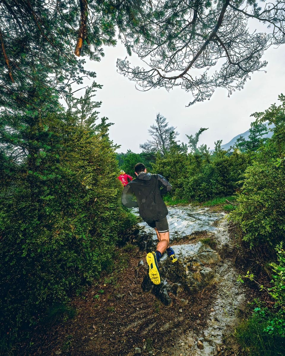 villanuaturismo's tweet photo. Cinco corredores del equipo nacional han hecho este domingo un test en #Collarada.Pese a la intensa lluvia los corredores han reconocido el que será escenario del Campeonato de España de Kilómetro Vertical, que se celebrará en #Villanua el próximo 17 de septiembre. @fedme_es https://t.co/8UGsHwmuyF