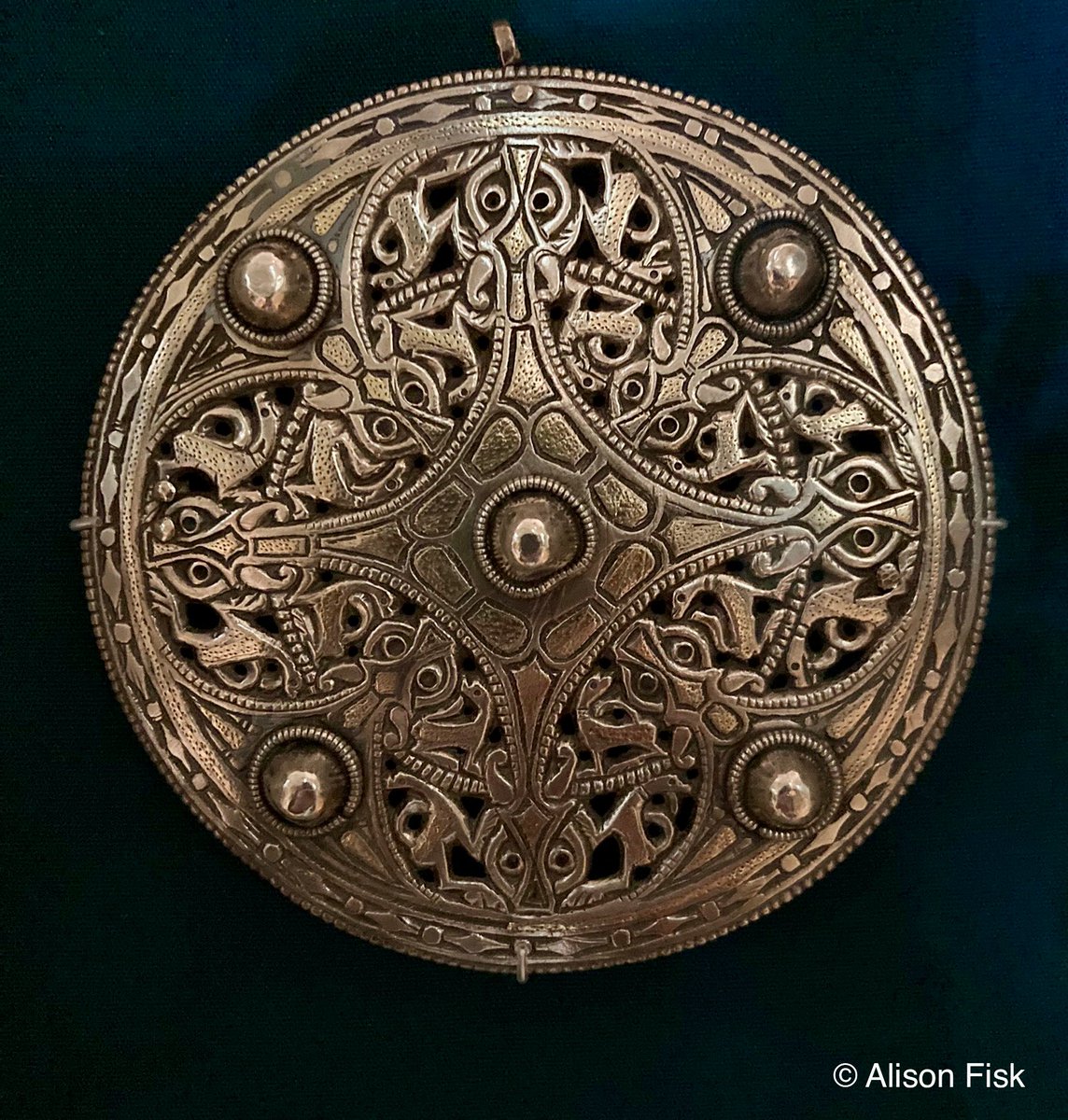 The Anglo-Saxon ‘Strickland Brooch’. AD 800s. A silver disc brooch with gold and niello inlay. Decorated with an intricate pattern of intertwined animals. 📷 my own

#Archaeology