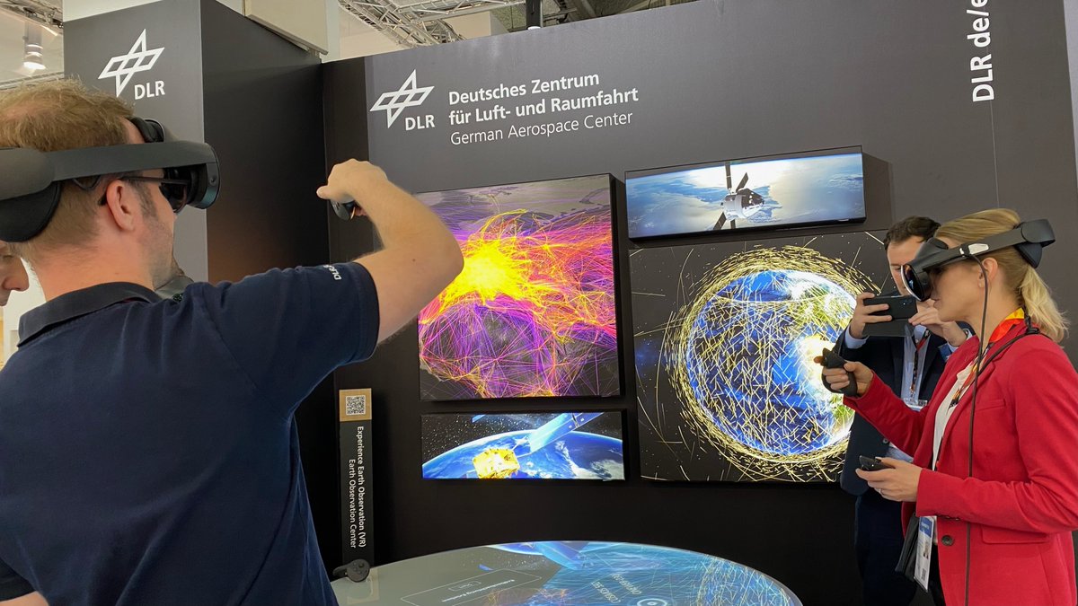 DLR_de's tweet photo. Startschuss für die 54. #ParisAirShow im @SalonDuBourget! 🚀✈️🛰️ Das DLR erwartet Euch vom 19. - 25. Juni in Halle 2C, Stand C357 - unsere Gäste können sich z.B. über die neueste Generation an #Microlauncher informieren & #Erdbeobachtung per VR erleben 🌍: https://t.co/uw3wpP9QYH https://t.co/2bdTTEUiMY