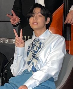 DailylofV's tweet photo. Kim Taehyung looks so GORGEOUS 🫠 https://t.co/5BO9jgKwXQ