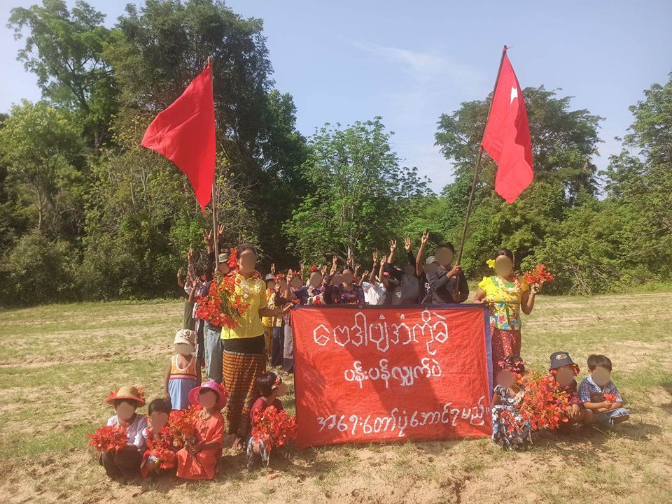 Khithitofficial's tweet photo. မန္တလေးခရိုင် တပ်ရင်း ၃ ABRF ရဲဘော်များက ဒေါ်အောင်ဆန်းစုကြည် မွေးနေ့ အထိမ်းအမှတ် အဖြစ် ပန်းသပိတ် ပြုလုပ်
Read more->https://t.co/QP5ZBVxX03 https://t.co/d8FhGtRn2C