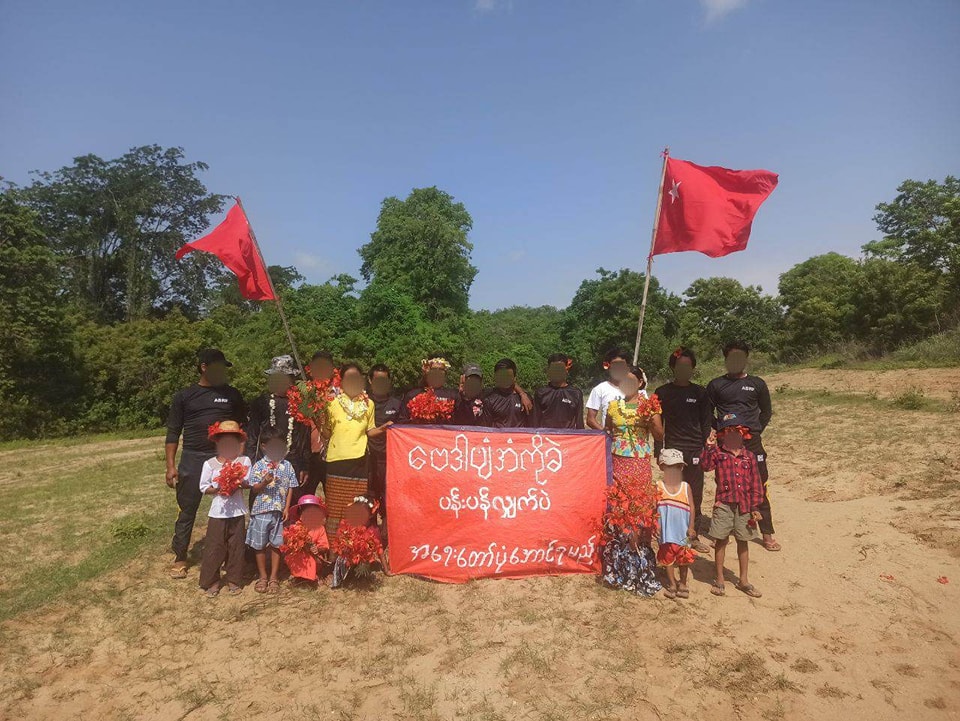 Khithitofficial's tweet photo. မန္တလေးခရိုင် တပ်ရင်း ၃ ABRF ရဲဘော်များက ဒေါ်အောင်ဆန်းစုကြည် မွေးနေ့ အထိမ်းအမှတ် အဖြစ် ပန်းသပိတ် ပြုလုပ်
Read more->https://t.co/QP5ZBVxX03 https://t.co/d8FhGtRn2C