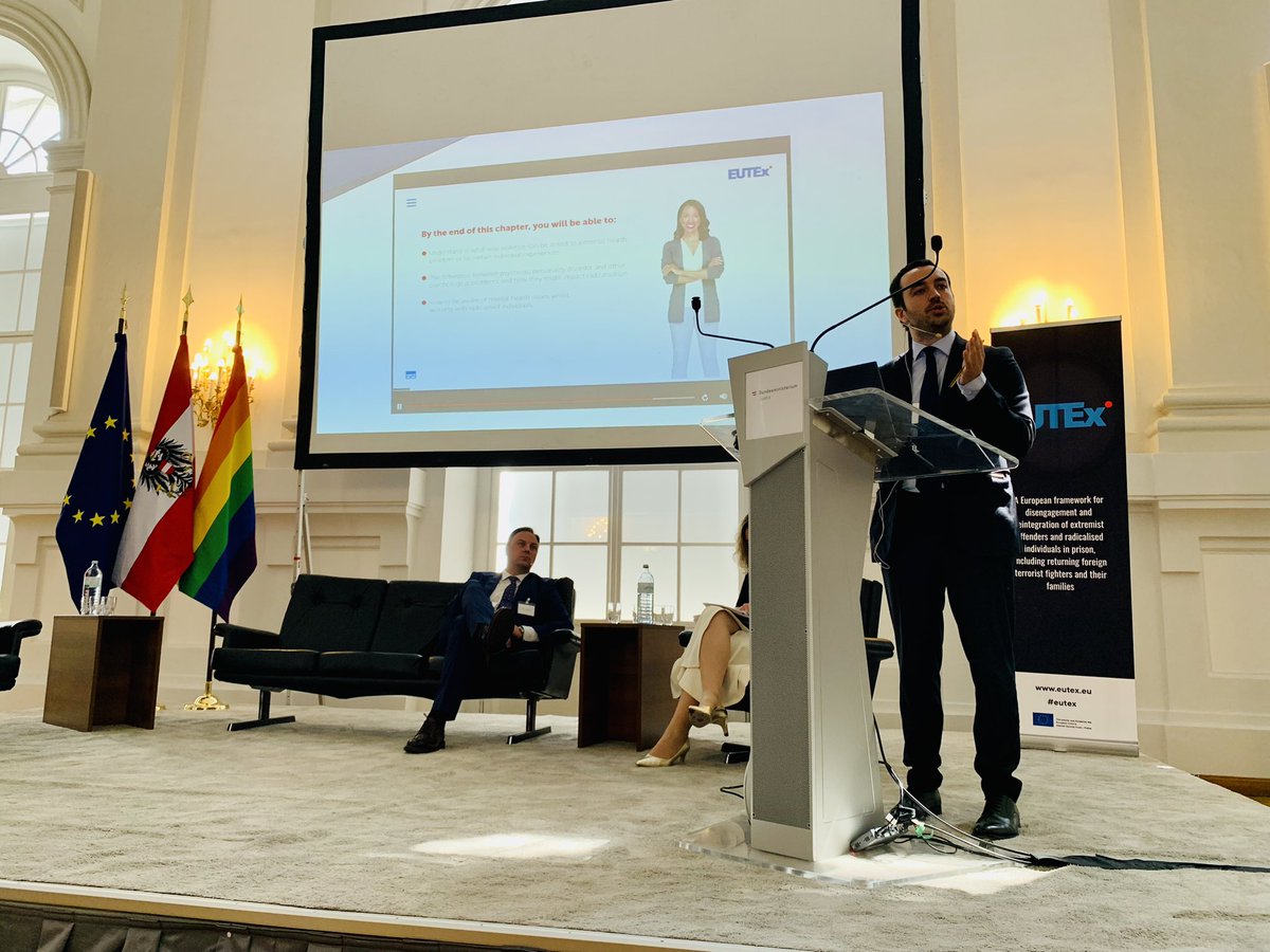 <a href="/alvaro_vicentep/">Álvaro Vicente (@alvarovicente.bsky.social)</a> from <a href="/rielcano/">Real Instituto Elcano</a> presents the <a href="/eutex_research/">EUTEx research project</a> training course that was developed during the last months combining both virtual contents and face-to-face activities.#eutex