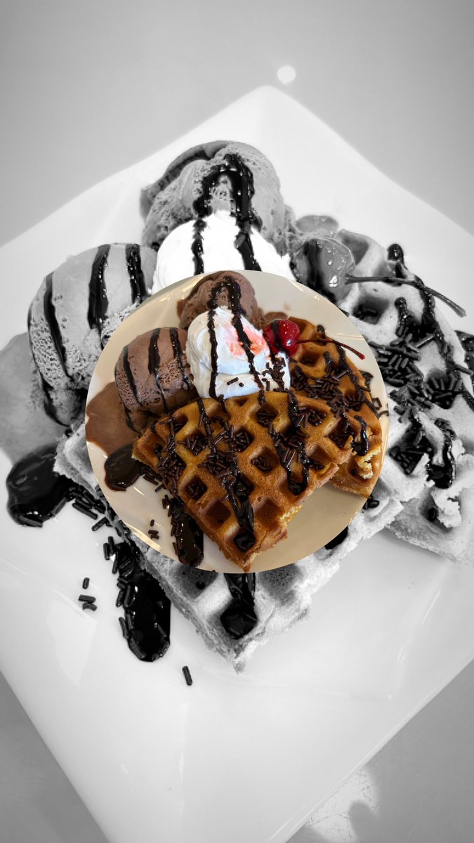 Lagi nongky sndiri sambil nunggu paksu plg kantor, di meja sblh penuh buibu berseragam khaki dan korpri.. apalah aku yg tak punya seragam🫣😅