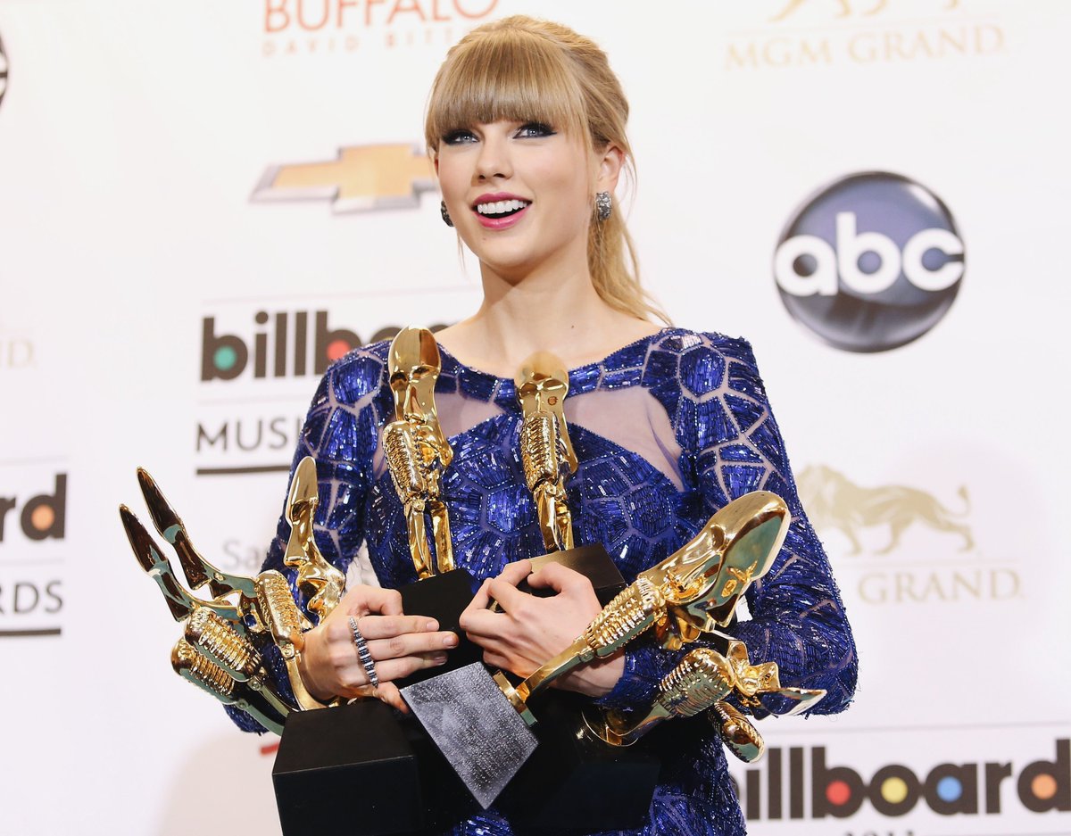 mainpopgirI's tweet photo. In 2012, with her scorching, revelatory, magnum opus-worthy 4th studio album, “Red” — which opened with a staggering 1.2 million copies on Billboard 200 — Taylor Swift emerges anew as a country-pop superstar, securing her first Hot 100 #1 for WANEGBT with a record-breaking debut. https://t.co/RXb5ssXW9Y