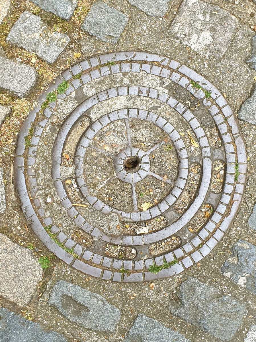 Manhole cover off Bermondsey High Street #manholecovermonday #streetphotography #manholemonday #streetsoflondon #lifeinlondon