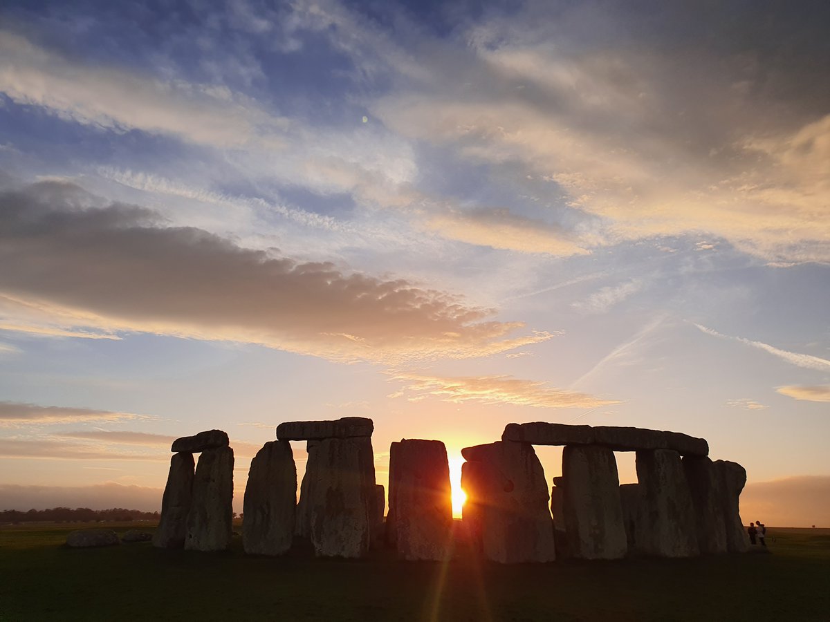 Sunrise at Stonehenge today (19th June) was at 4.51am, sunset is at 9.25pm 🌥️