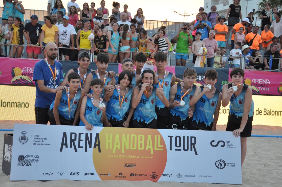 Aitor,Rubén, Antonio Gil,Diego Nortes y Diego Piñero jugadores del BM Judesa Molina y del BM Playa Mar Menor se han proclamado subcampeones de la 8ª Copa de España de balonmano,envento celebrado en Barbate(Cádiz).
El deporte molinense sigue dándonos alegrías.