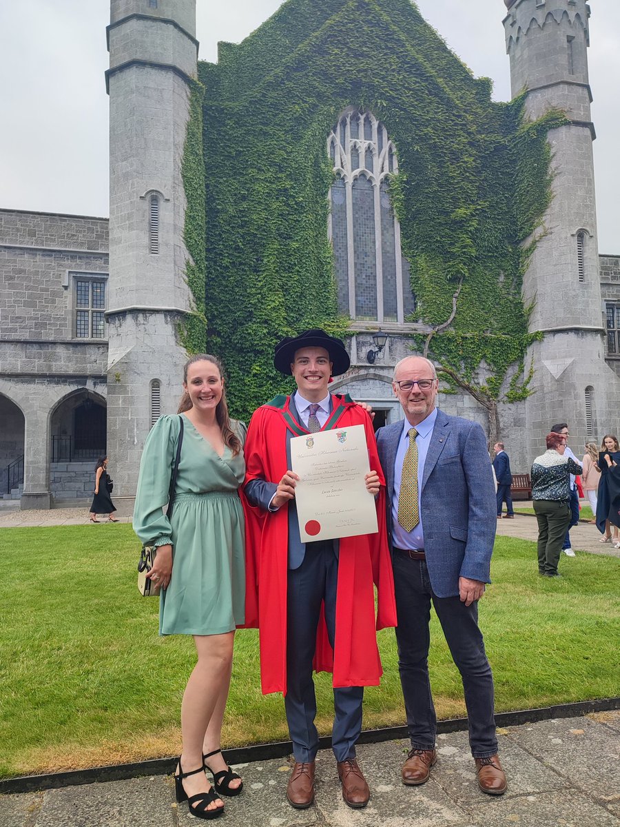 Lu_Schreiber1's tweet image. Had a wonderful day graduating from the University of Galway last week. It was lovely to see everyone again and celebrate under a strong Irish sun. I couldn't have hoped for a better team to be part of, thank you everyone for the support and fun over the last 4 years! #duffylab