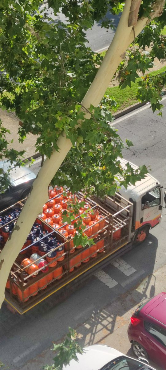 No me han querido vender la bombona. Un butanero en #Huelva de manera seca me dice que no le quedan bombonas para venderme. El camión va lleno. En cuanto arranca se pone a vender en la calle de al lado. Y en la de detrás también. ¿Me lo explicáis? <a href="/Repsol/">repsol</a> <a href="/dishogar/">Dishogar Huelva</a>