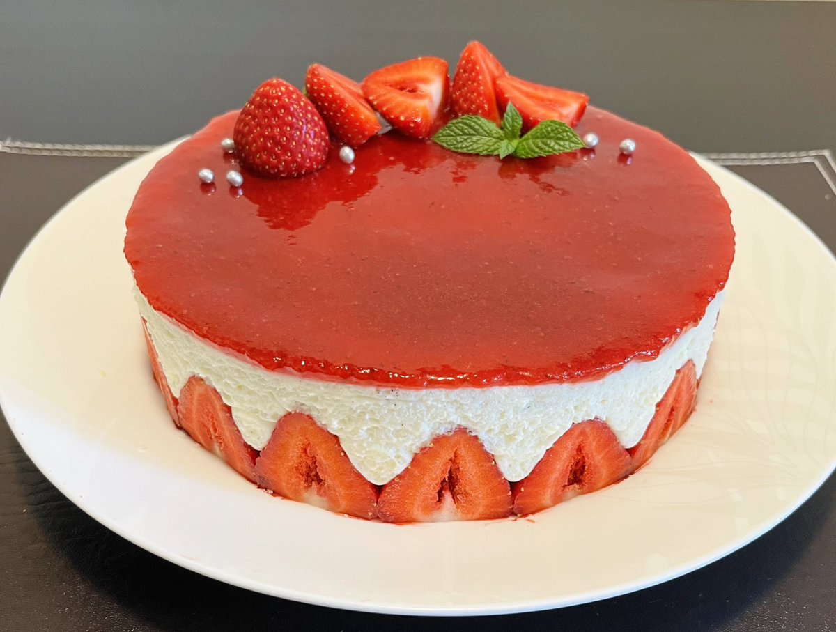 mimi_yukikoty's tweet photo. フレジエを作りました🍓
今年は苺の当たり年なのか真っ赤で甘くていい香り!
ディプロマットクリームで軽い口当たりでふわふわのスポンジケーキに良く合いました🍰✨
#フレジエ #お菓子作り #いちご
#お菓子作り好きな人と繋がりたい
#グルテンフリー #justincooking https://t.co/2mvsjMe11g