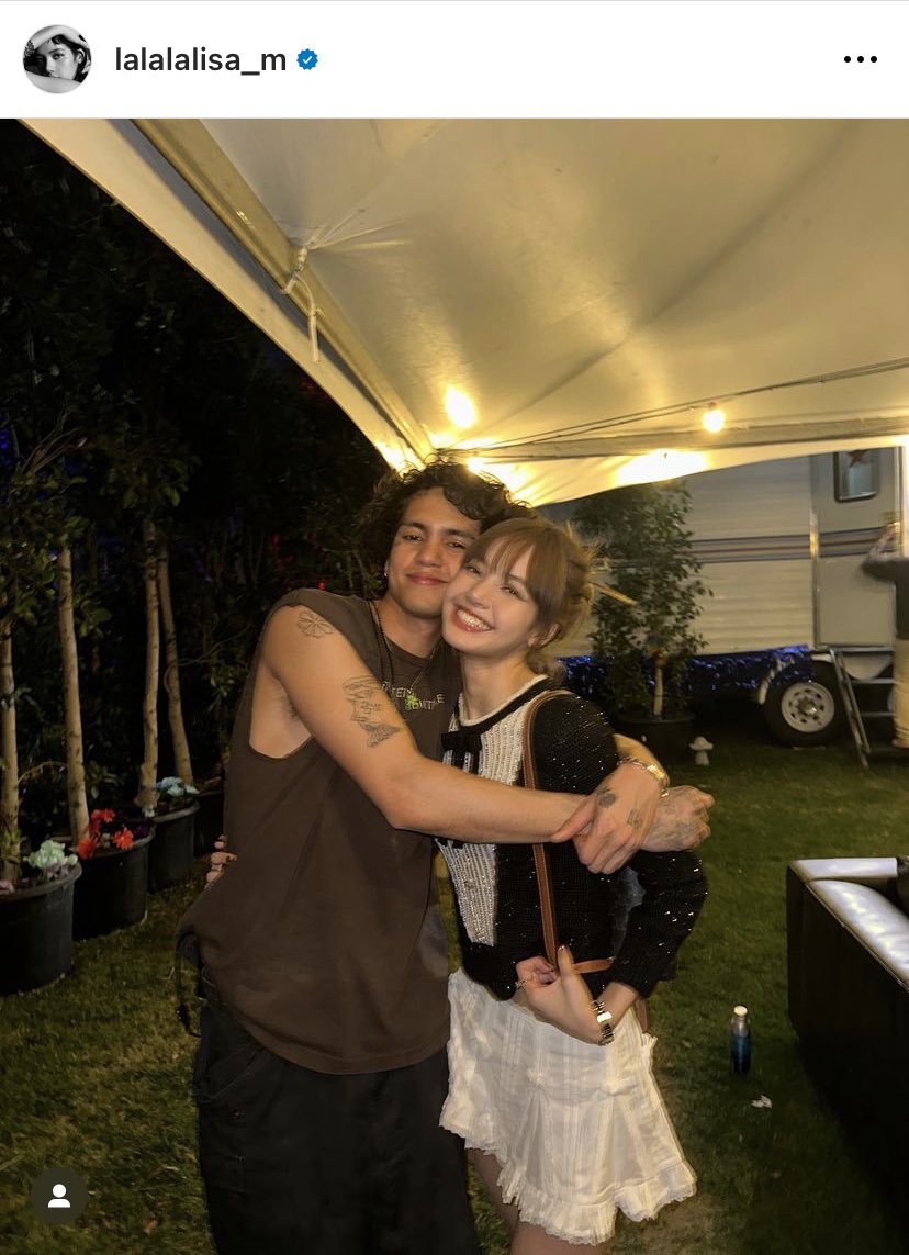 ลิซ่าพิสูจน์แล้วว่าไอดอลหญิงสามารถมีเพื่อน พี่ผู้ชายได้ ไปกินข้าวไปดูคอนเสิร์ตกันได้ปกติ ถ่ายรูปคู่กันได้ปกติ ไม่มีดราม่า แล้วชีเป็นคนที่เพื่อนเยอะมากถ้าฟคหรือเพื่อนไม่ลงก็ไม่รู้เลยว่าชีเพื่อนเยอะขนาดนี้  #Lisa #LALISA #BLACKPINK #ลิซ่า