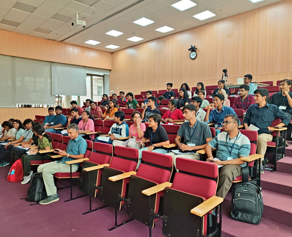 - @ArchishmanRaju next uses a #DevBio lens to focus on various aspects of cell fate determination like #Epigenetics & #SystemsBiology 

- A snapshot of our wonderful #MonsoonSchool participants during today's lecture 

#PhysicsOfLife2023