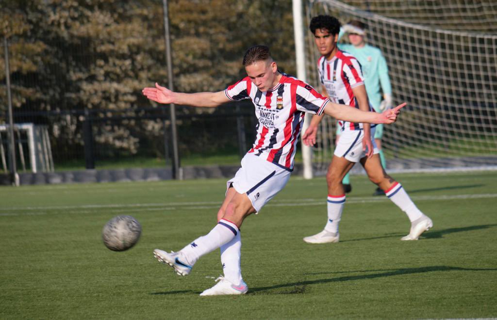 Vandaag begint Scott jr Calderwood bij Willem II O18 . Na opa en vader is het nu zijn beurt om bij deze mooie club het 1e elftal te gaan halen . Trots ⚽️