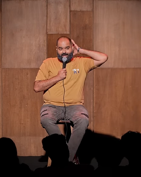 KhushIdnani's tweet photo. Idhar🦵se idhar😀orange hai, yeh🤯khali hai, Khologe toh bulbule aayenge 🫧🫧, toh chota fanta mein kya problem hai?
@kunalkamra88 #SochImandarKaamDamdar https://t.co/3VJsuXNa6m
