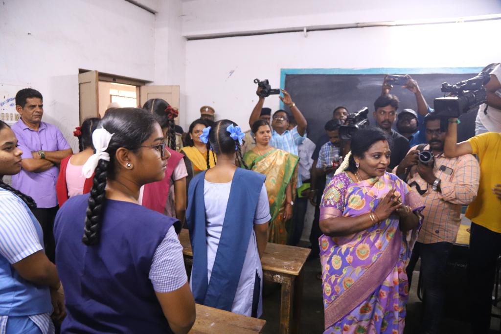 LGov_Puducherry's tweet image. #Interacted with Subramania Bharthiar Govt. Girls Higher Secy. School Students who are all currently studying in Veeramamunivar Govt. High School, to ensure the #facilities for regular schooling, also directed officials to speed up the renovation of dilapidated school buildings.