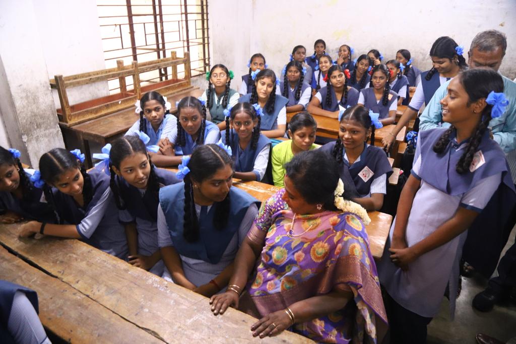 LGov_Puducherry's tweet image. #Interacted with Subramania Bharthiar Govt. Girls Higher Secy. School Students who are all currently studying in Veeramamunivar Govt. High School, to ensure the #facilities for regular schooling, also directed officials to speed up the renovation of dilapidated school buildings.