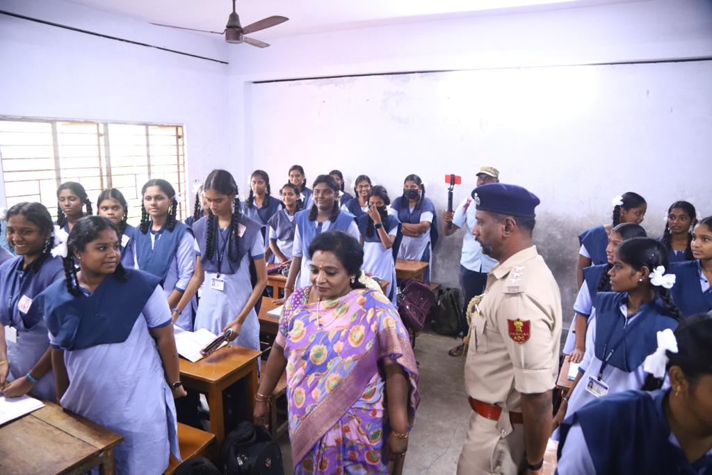 LGov_Puducherry's tweet image. #Interacted with Subramania Bharthiar Govt. Girls Higher Secy. School Students who are all currently studying in Veeramamunivar Govt. High School, to ensure the #facilities for regular schooling, also directed officials to speed up the renovation of dilapidated school buildings.