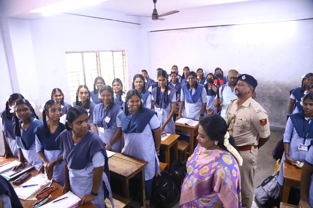 LGov_Puducherry's tweet image. #Interacted with Subramania Bharthiar Govt. Girls Higher Secy. School Students who are all currently studying in Veeramamunivar Govt. High School, to ensure the #facilities for regular schooling, also directed officials to speed up the renovation of dilapidated school buildings.