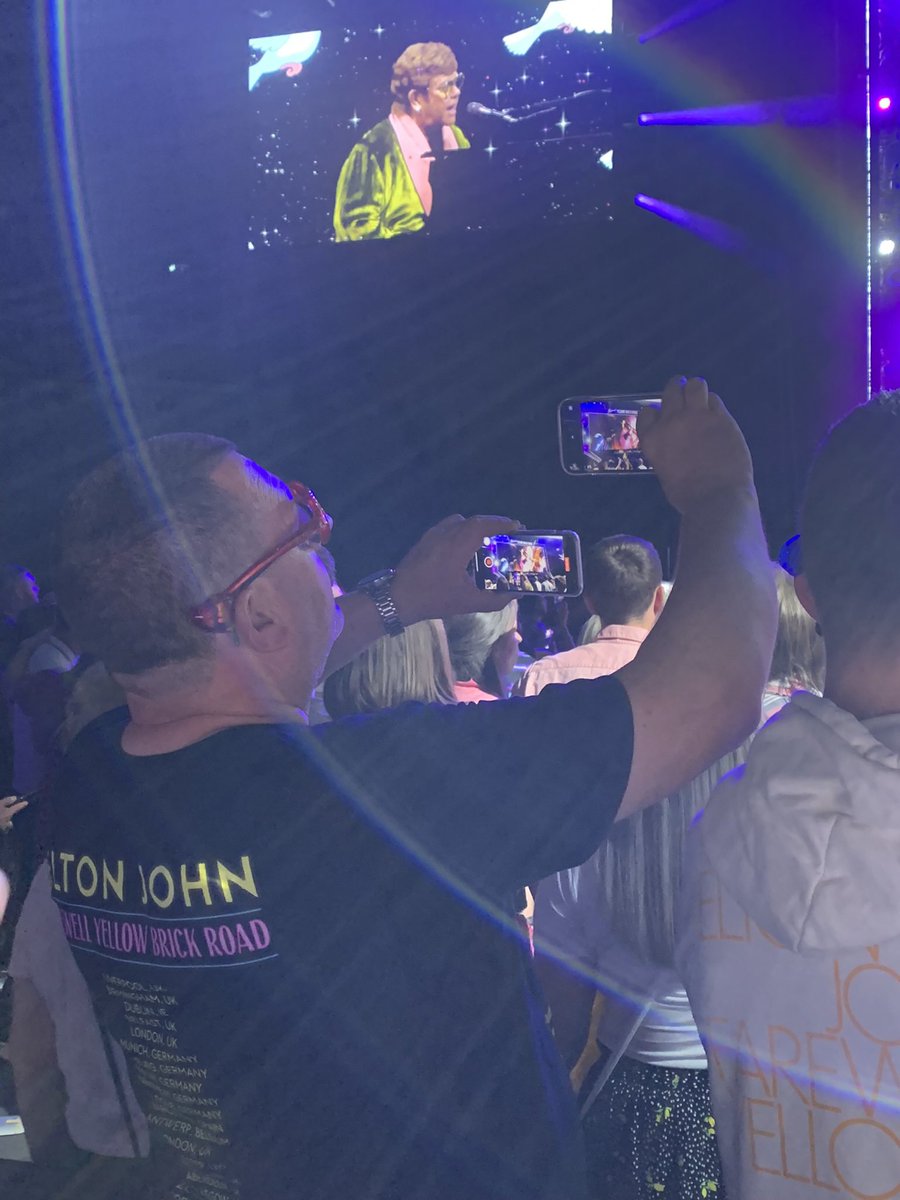 You’ve paid the money for a gig, do what you want, but just don’t be this guy who must have taken 1000+ awful photos, and 100+ videos. But this was definitely his defining moment… 🤦🏼‍♂️🤦🏼‍♂️ #eltonjohn #eltonjohnfarewelltour