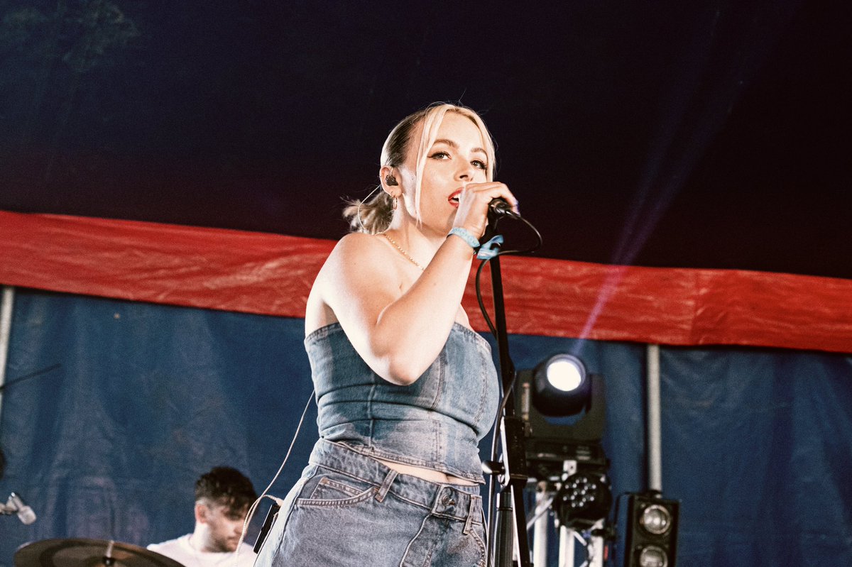 thank you @Seasessions 💙 cheers to everyone that came down to my set on fRiDaY!!! 

📸 DearbhPhoto

#seasessions #festivalseason #fyafox #bundoran #altpop