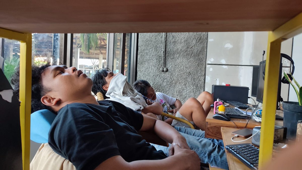 Para arsitek sedang beristirahat sejenak, agar nanti malam bisa fokus nonton #Indonesia 🇮🇩 vs 🇦🇷 #Argentina #TimnasDay